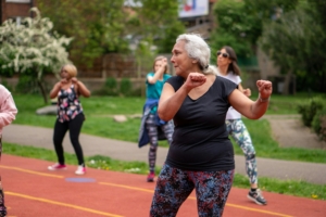 Foto di <a href="https://unsplash.com/it/@ageing_better?utm_source=unsplash&utm_medium=referral&utm_content=creditCopyText">Centre for Ageing Better</a> su <a href="https://unsplash.com/it/foto/un-gruppo-di-persone-su-una-pista-REIecbS8XQY?utm_source=unsplash&utm_medium=referral&utm_content=creditCopyText">Unsplash</a>